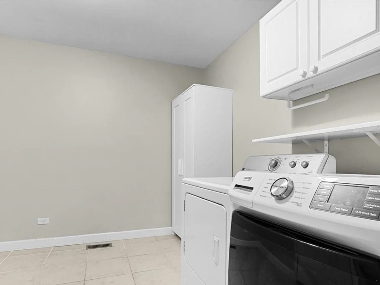 3 bed, 1.5 bath, 1620 sqft, $2,800 — Photo 2