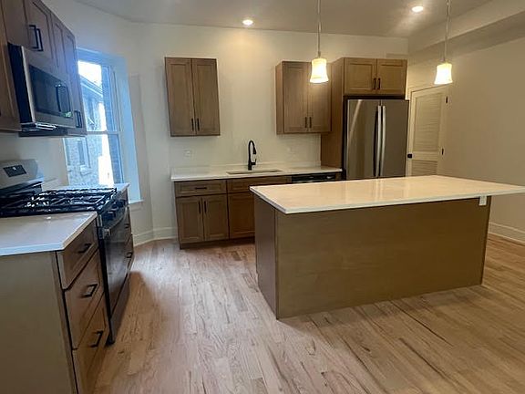 3rd image of 3025 W Ainslie St #1