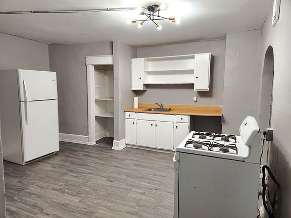 3rd image of 409 Oak Hill Ave #3