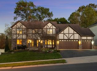 510 Hawthorne Woods Dr, Eagan, MN 55123