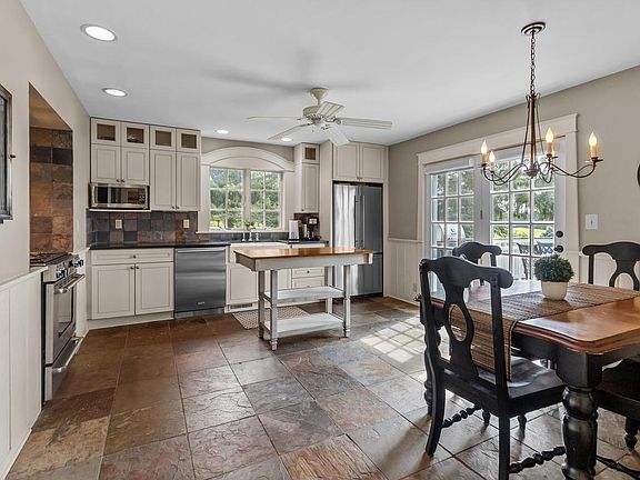 4th image of 962 Shabbona DRIVE