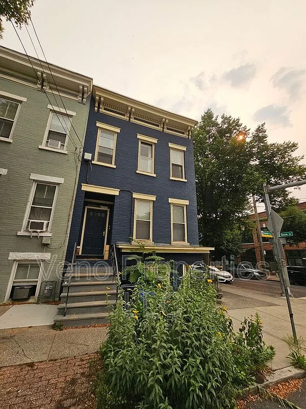 1 bed, 1.0 bath, $1,200 — Photo 1