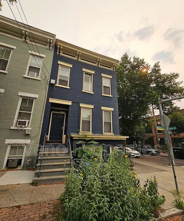 293 Hudson Ave #1