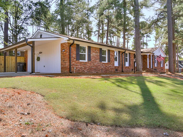 226 Thread Needle Rd E — Photo 2