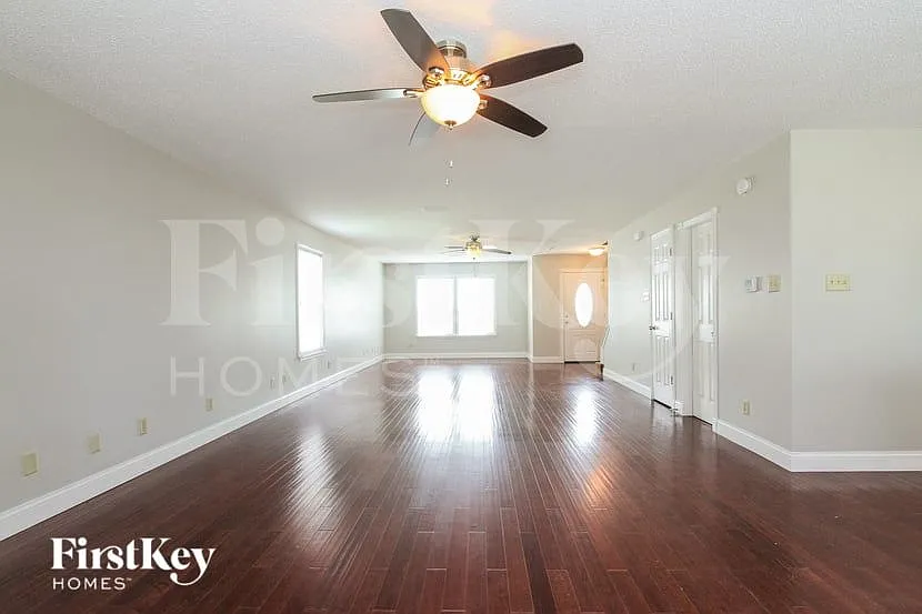 3 bed, 2.5 bath, 2464 sqft, $1,965 — Photo 3