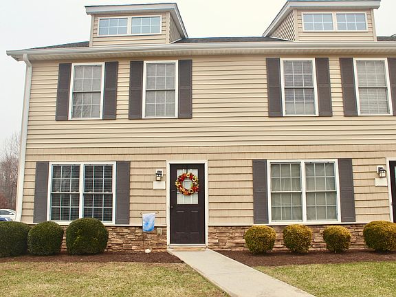 3rd image of 102 Old Tavern Cir