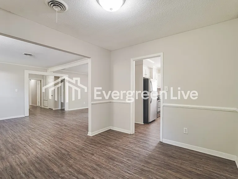 1906 Driftwood Dr — Photo 5