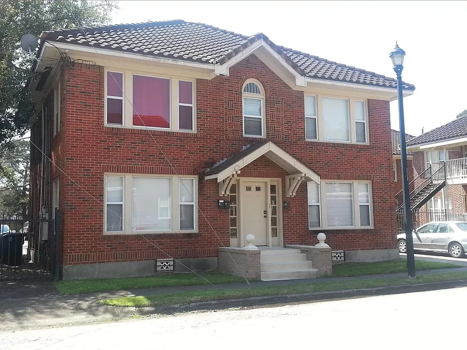 Front view of building. Not pictured updated blinds.