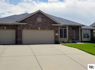 327 Castle Pine Dr, Papillion, NE 68133