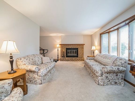 4th image of 2085 Valley Creek Dr