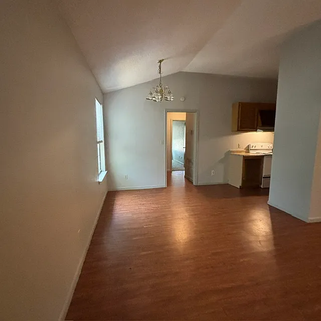 3 bed, $1,400 — Photo 4
