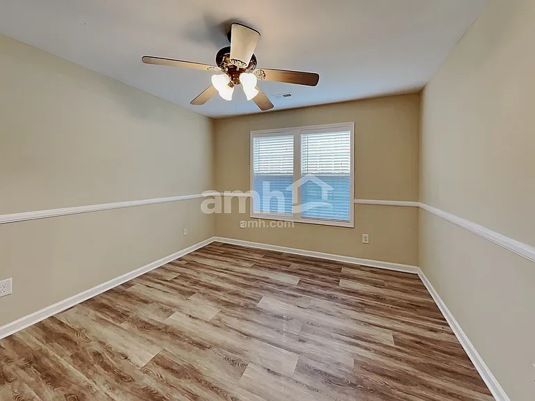 114 Elgin Ln — Photo 12