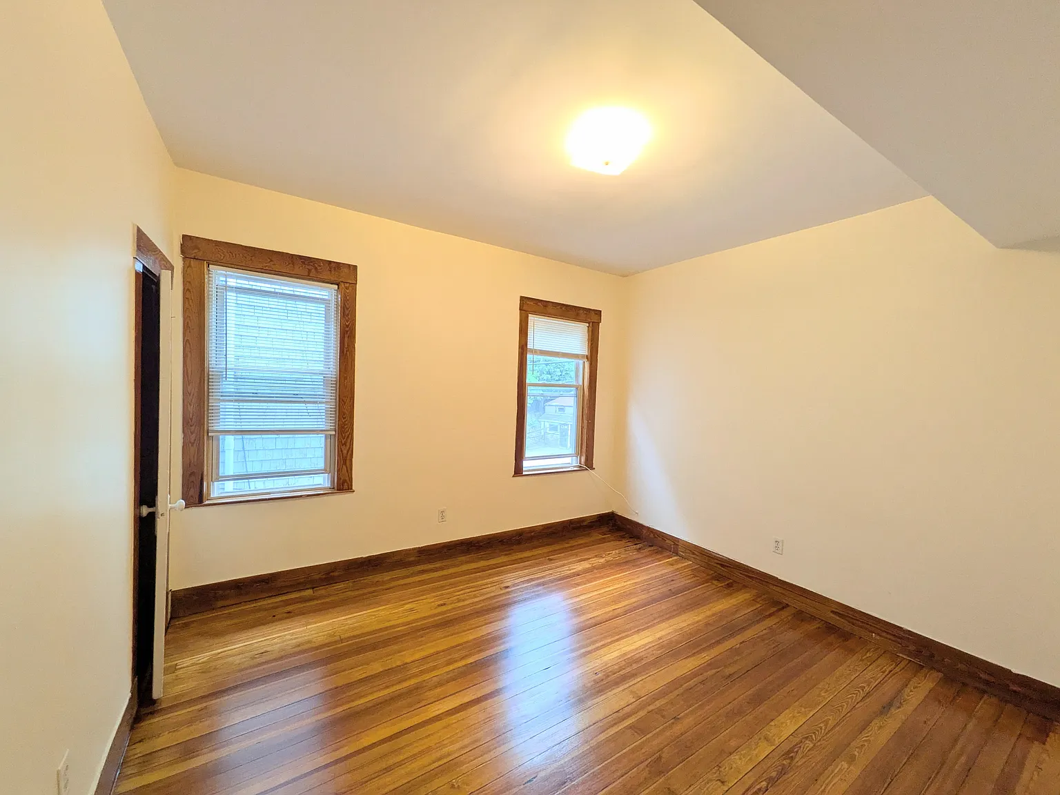 4 bed, 9999 sqft, $4,100 — Photo 4