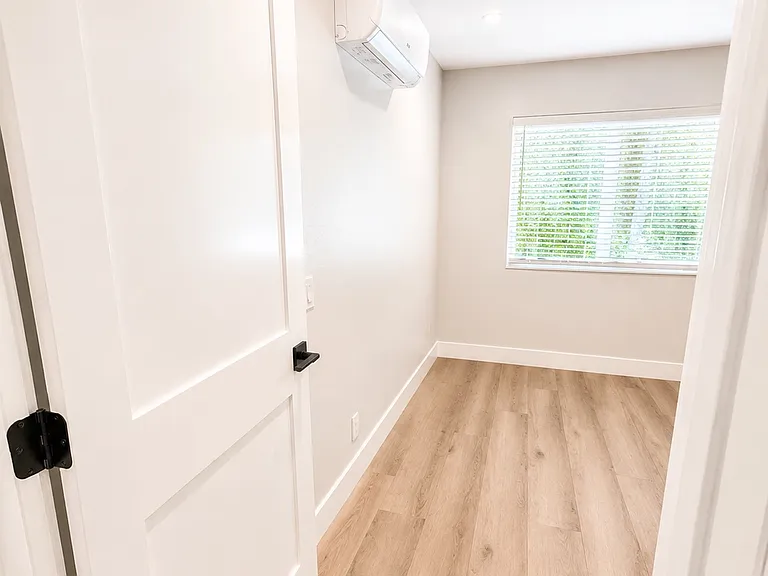 240 W Mariposa #D — Photo 11