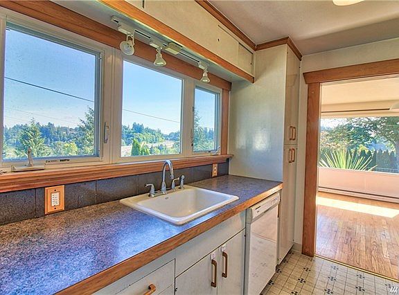 4th image of 608 N 5th Ave SW