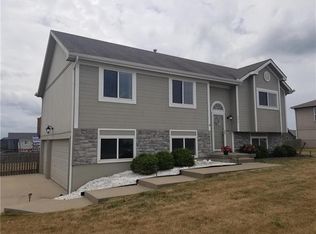 505 Lake Meadows Dr, Smithville, MO 64089