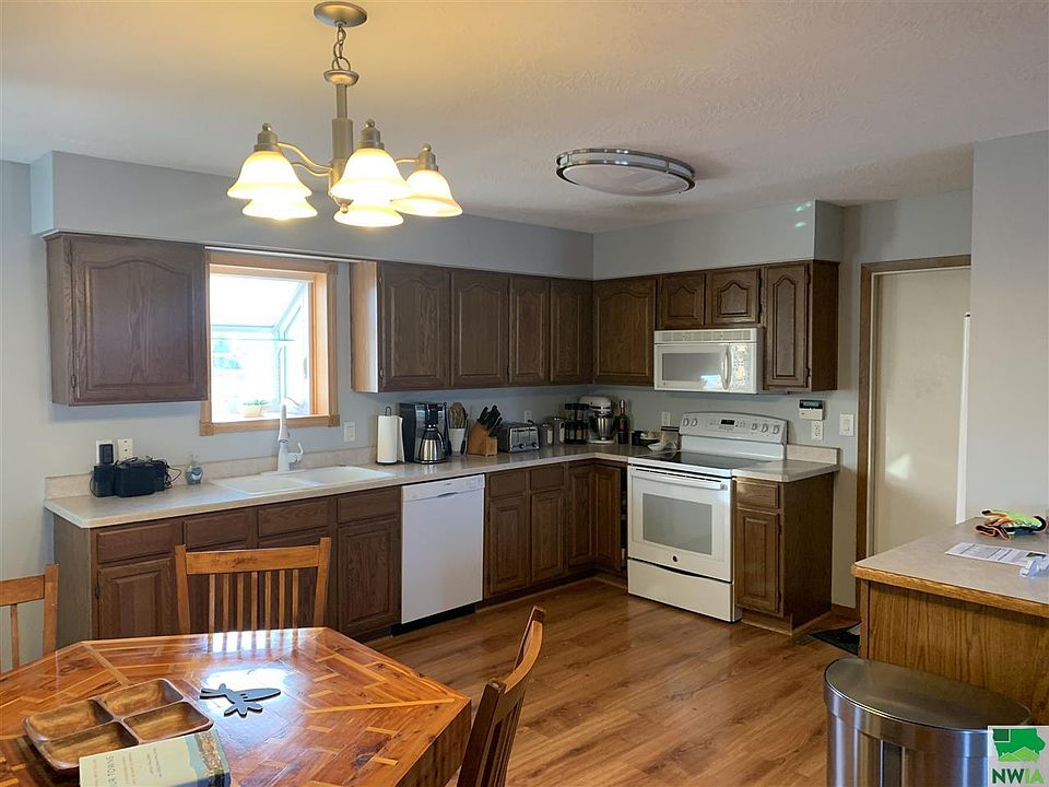 594 Lakeshore Dr, Mccook Lake, SD 57049 Zillow