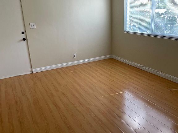 5th image of 330 E Bellevue Dr #1