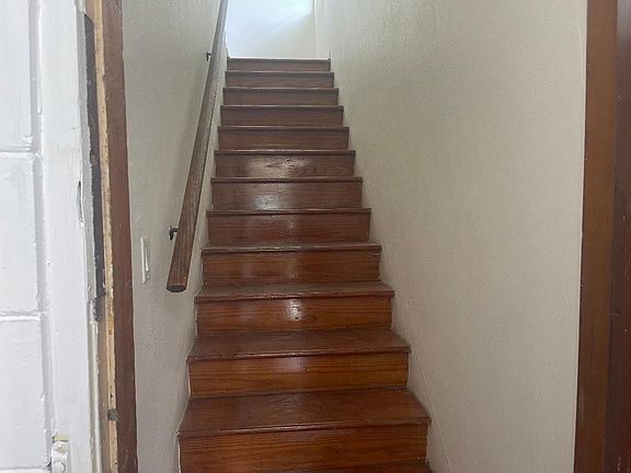3rd image of 1565 W 24th St