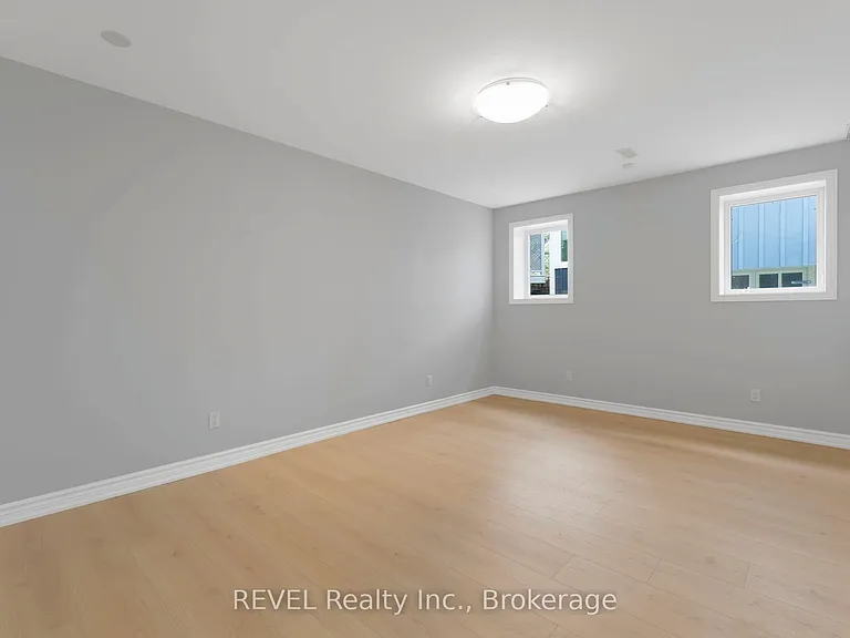 661 Clarence St — Photo 38
