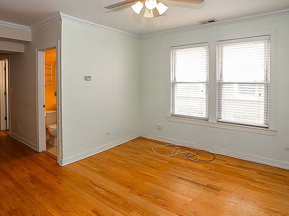 4th image of 638 W Roscoe St #1