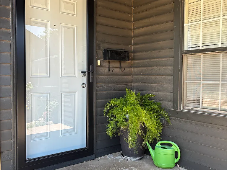 1208 N Ross Ave #A — Photo 5