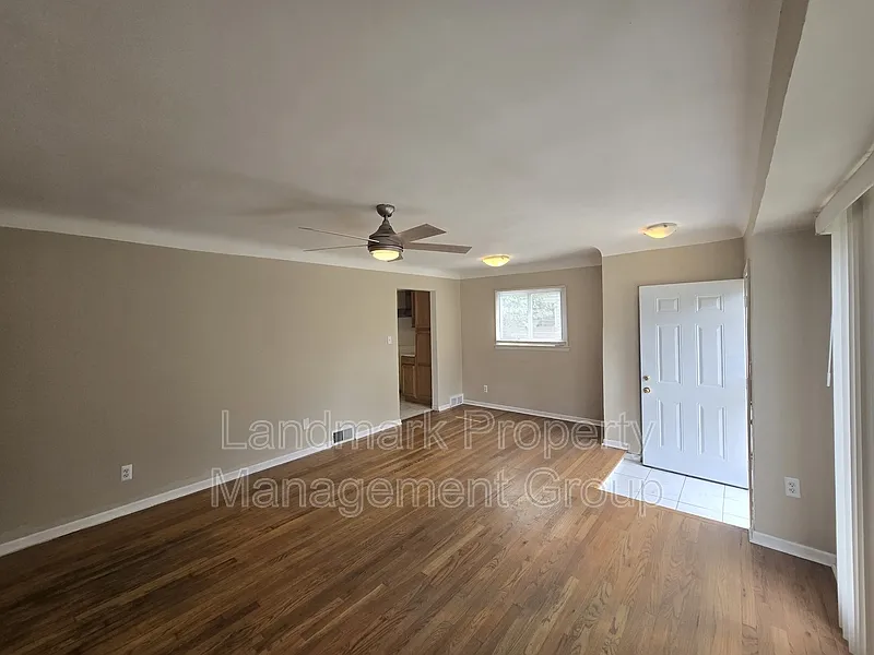 3 bed, 1.0 bath, 980 sqft, $1,400 — Photo 4