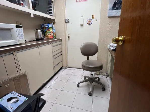 207 Ocean Parkway image 5 of 11