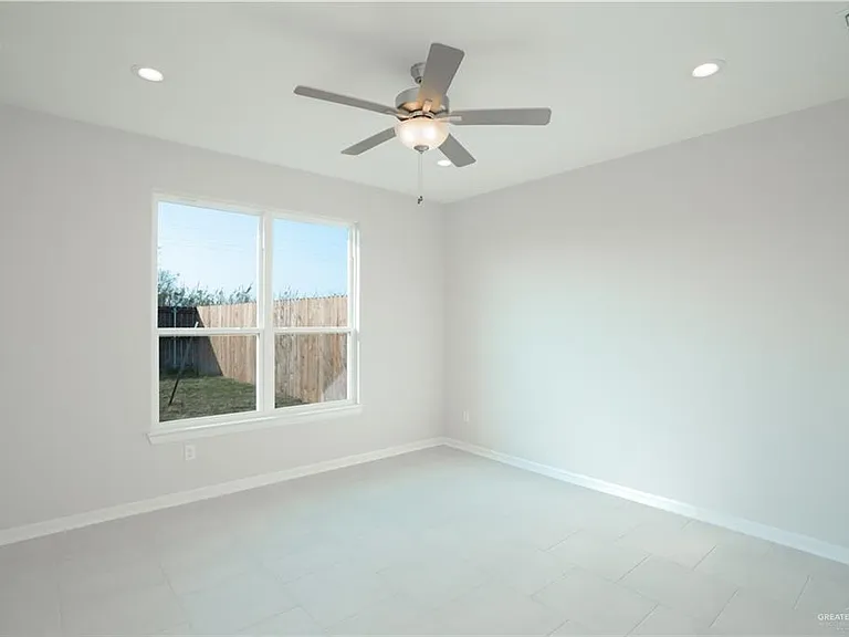 10221 N 15th St — Photo 10
