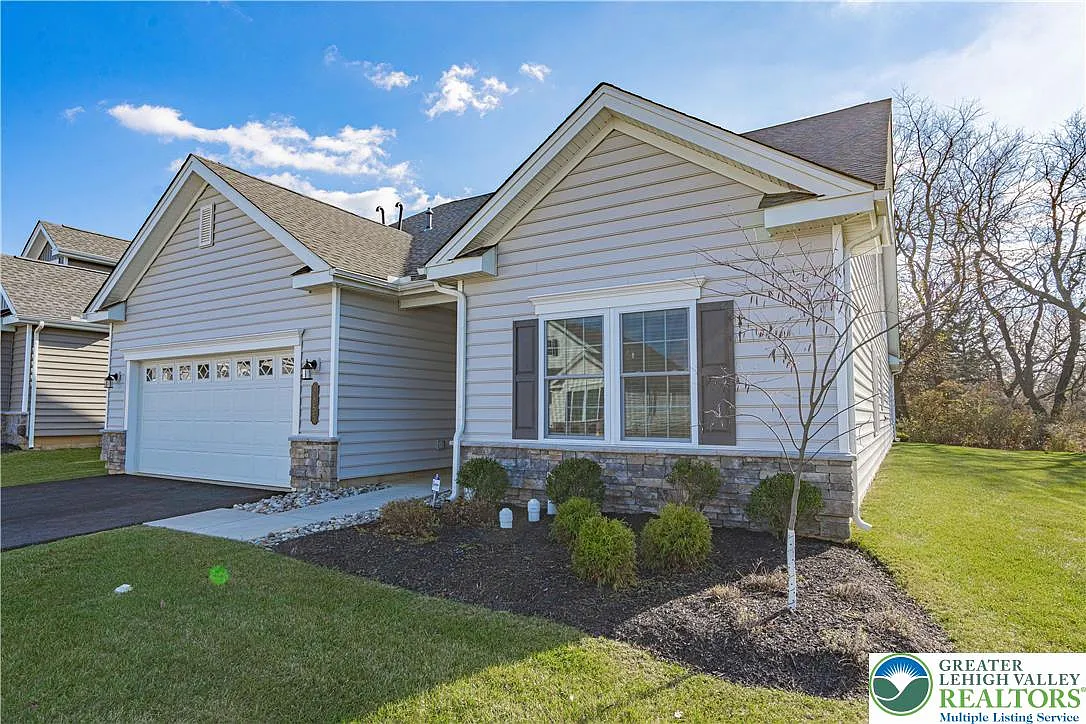3 bed, 3.5 bath, 3387 sqft, $4,700 — Photo 1
