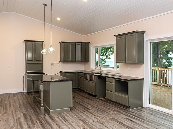 5th image of 382 Bay Ln