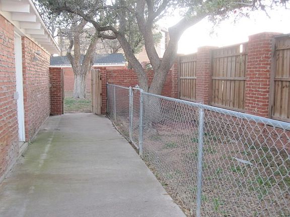 5th image of 2555 Bainbridge Dr