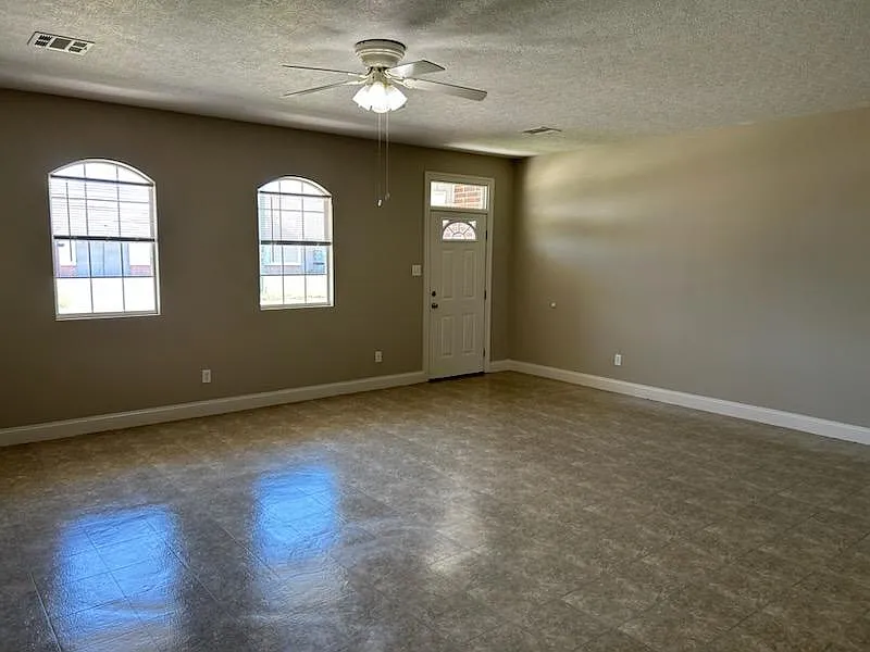3 bed, 1800 sqft, $1,600 — Photo 2