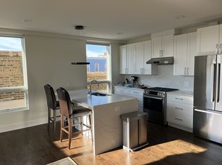 3001 N Southport Ave #303, Chicago, IL 60657