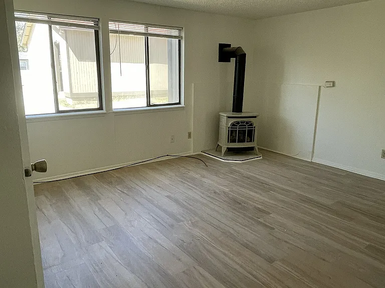 848 W 3rd St #B — Photo 8