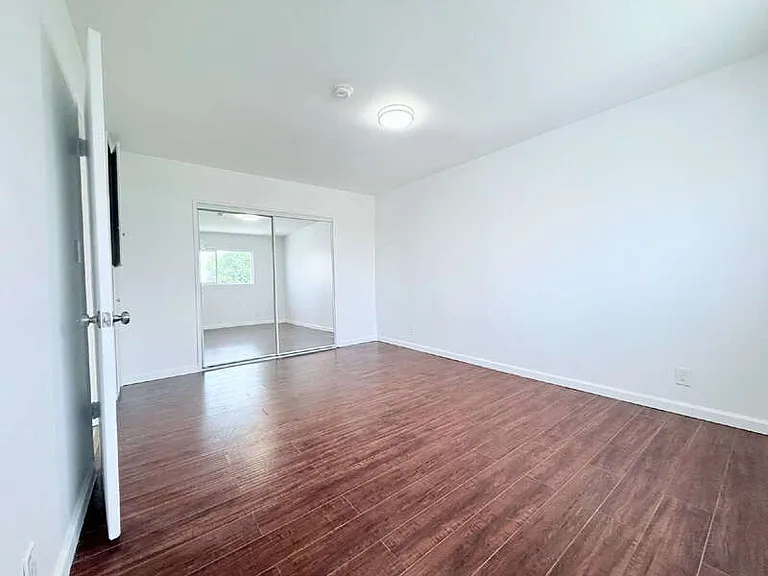 1915 S Longwood Ave #5 — Photo 10