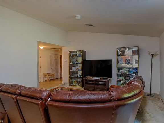 4th image of 629 SW 29th St