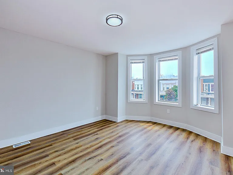 420 E 28th St — Photo 17