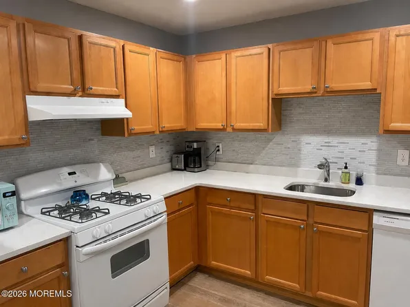 210 Tulip Ln, Freehold, NJ 07728