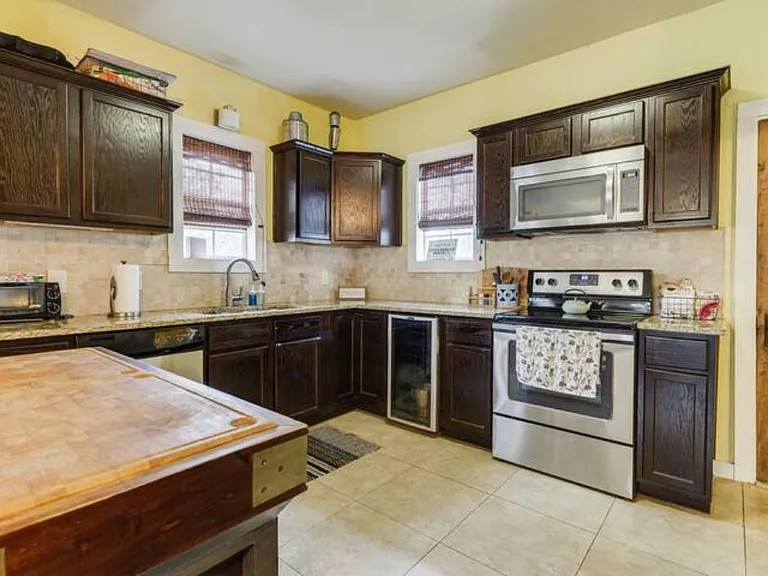 419 W Lullwood Ave — Photo 2