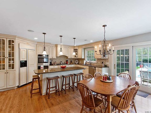 3rd image of 34 Dublin Dr