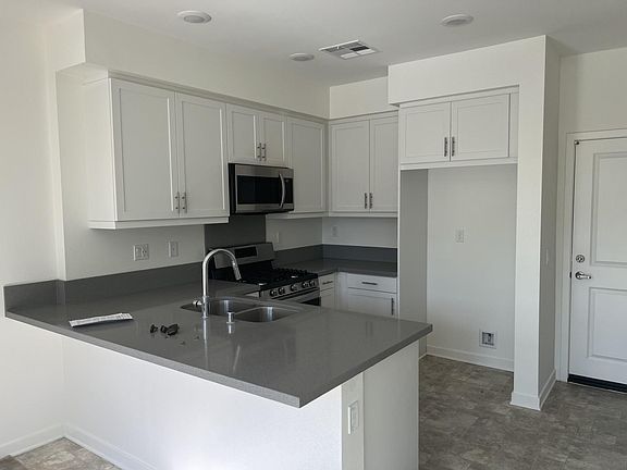 5th image of 143 Rosemary Ct