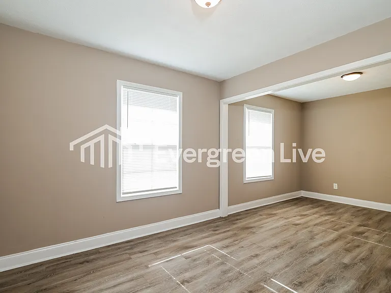 121 Davis Ave — Photo 7