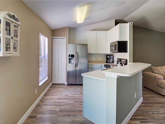 5th image of 303 NW 2nd Pl