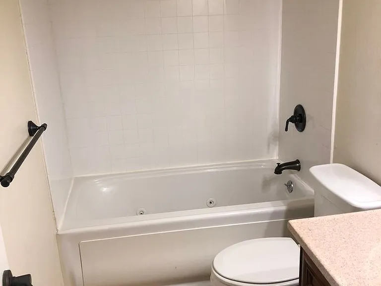 1000 Lakewood Dr #4 — Photo 8
