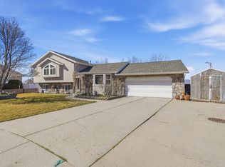 1320 E Woodhill Cir, Sandy, UT 84092