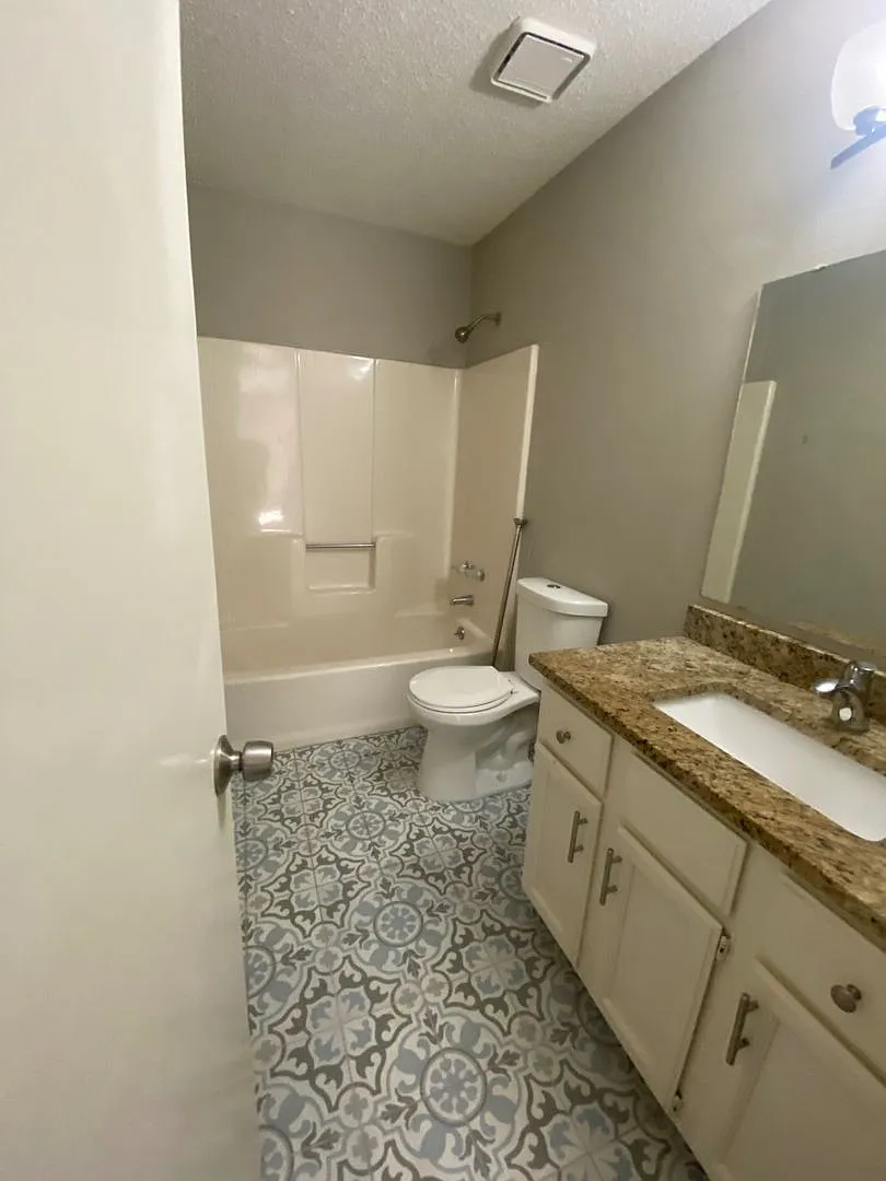 Spacious 3-Bedroom Split-Level Duplex on a Quiet Lee's Summit Cul-de-Sac — Photo 4