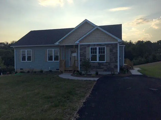 120 Thoroughbred Cir — Photo 1