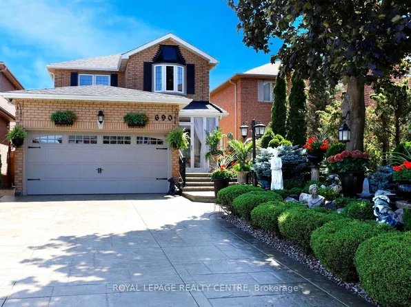 690 Ashprior Ave, Mississauga, ON L5R 3N8
