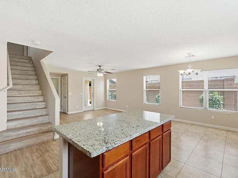 422 W Redwood Dr — Photo 3